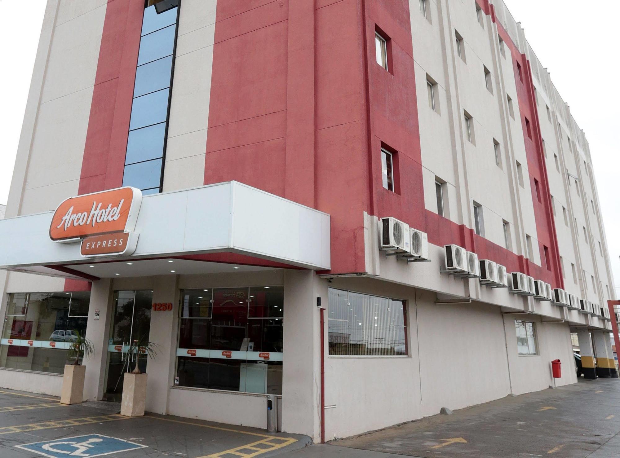 Hotel Dan Inn Sao Carlos By Nacional Inn Esterno foto